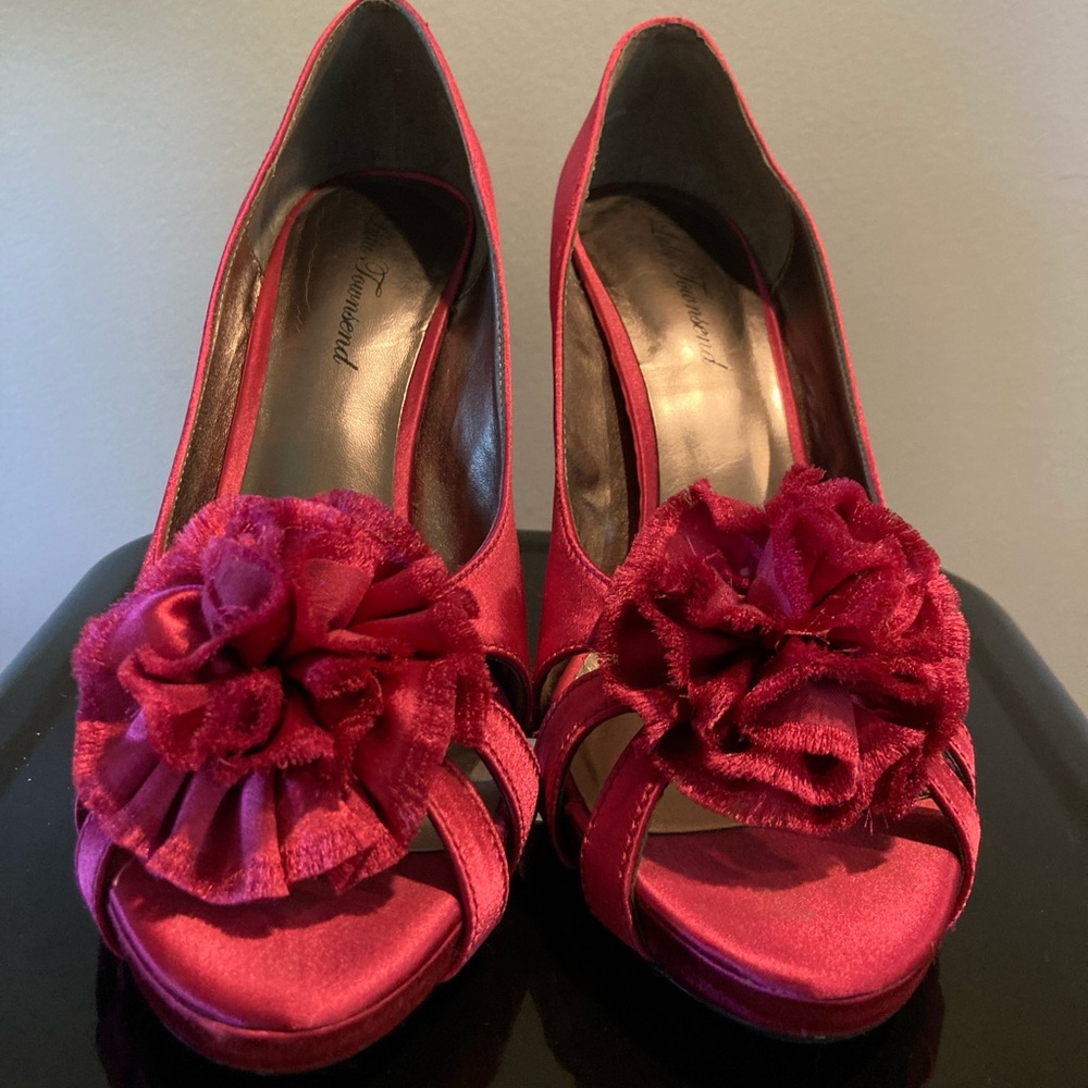 9.5M Lulu Townsend Elanor Fuchsia Pom Pom Pumps 4”